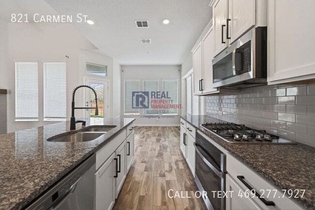 Building Photo - 821 Carmen St