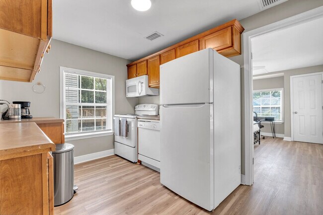 Building Photo - 908 Buena Vista Dr