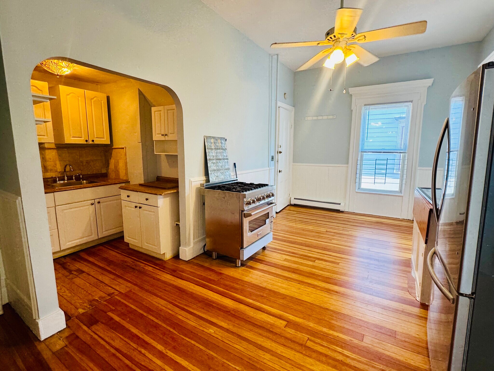 Building Photo - 123 Almy St