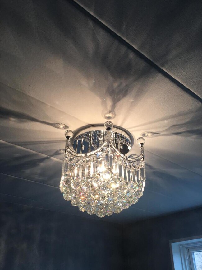 Building Photo - 6161 N Hoyne Ave