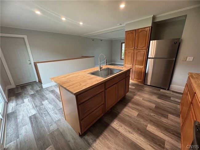 Building Photo - 7878 Sagamore Dr N