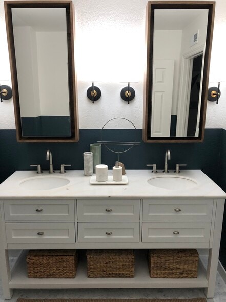 Building Photo - 15481 Cottonwood Cir