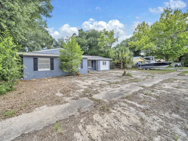 Building Photo - 627 Ferretti Ave