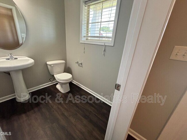 Building Photo - 438 Roanoke Dr