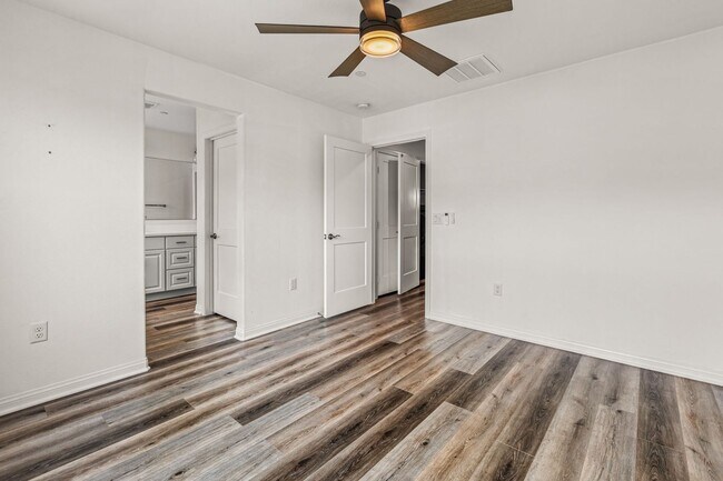 Building Photo - Highly upgraded 3 Bed 3 Bath Townhome with Resort Style Amenities