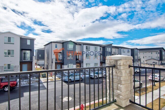 Building Photo - 1025 W 400 S