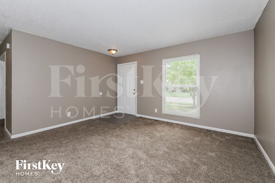 Building Photo - 733 Watersedge Dr