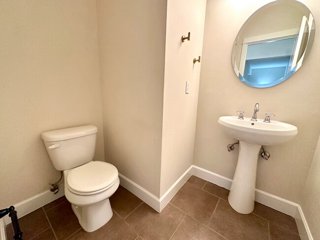 Building Photo - Spacious 3bed/3.5bath Townhome in West Sea...