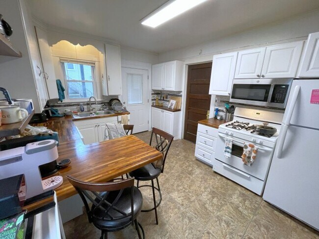 Building Photo - 1320 St James Ct
