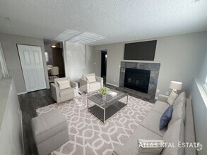 Building Photo - Huge, Open Floorplan with Washer / Dryer I...