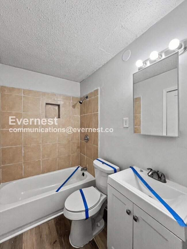 Building Photo - 3 Bed, 1 Bath Home with Off-Street Parking / Pet-Friendly / Vouchers Accepted / Available Now!