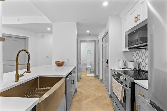 Building Photo - 1074 Peachtree Walk NE