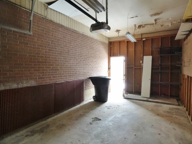 Building Photo - Remodeled 4 Bd Home with 23'x35' Heated Wo...