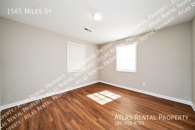 Building Photo - 1565 Miles St