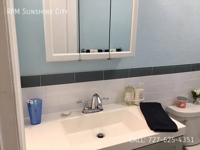 Building Photo - 521 71st Ave