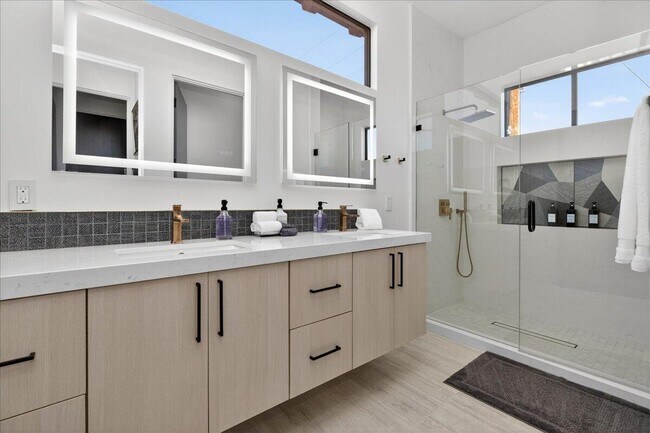 Building Photo - 51116 Avenida Mendoza