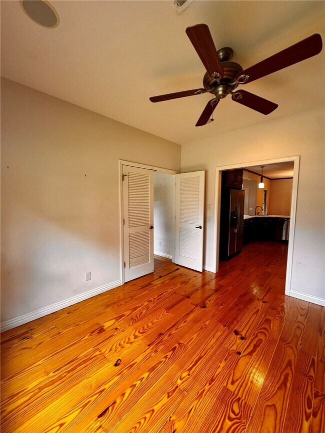 Building Photo - 723 N Lakeview Dr