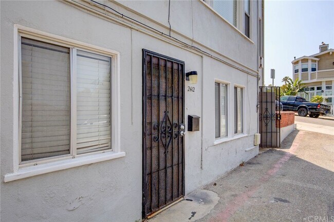 Building Photo - 223 24th St