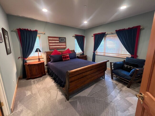 Building Photo - Peaceful Retreat In The Center Of Town
