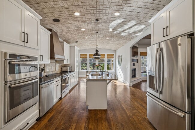 Building Photo - 594 Lake Haven Dr