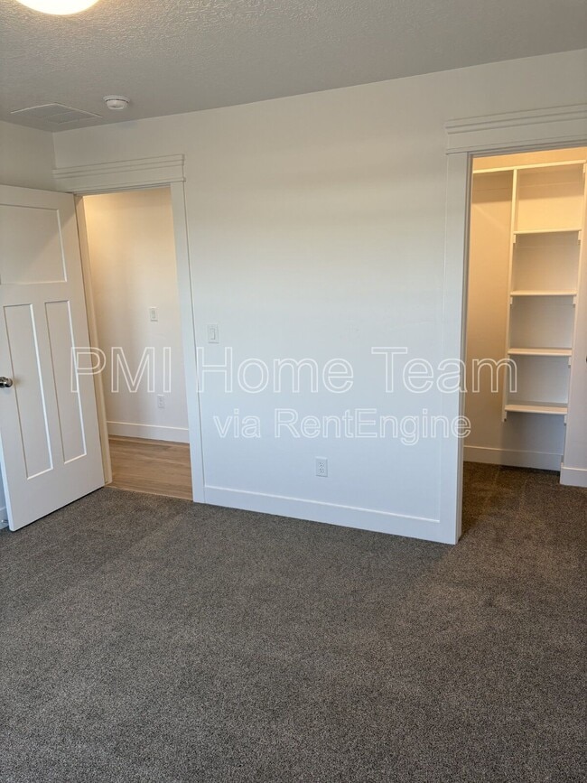 Building Photo - 614 W Cozy Ln