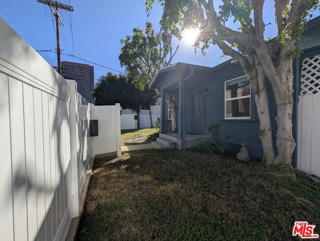 Building Photo - 1015 Granville Ave