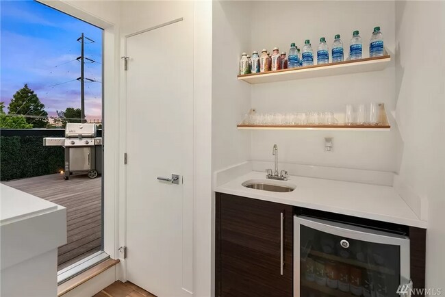 Building Photo - Stunning 2 Bed 3 Bath Home in Queen Anne