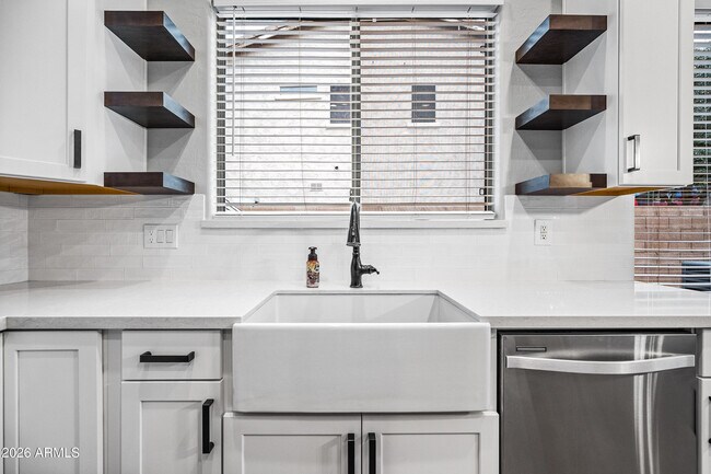 Building Photo - 4231 E Marshall Ave