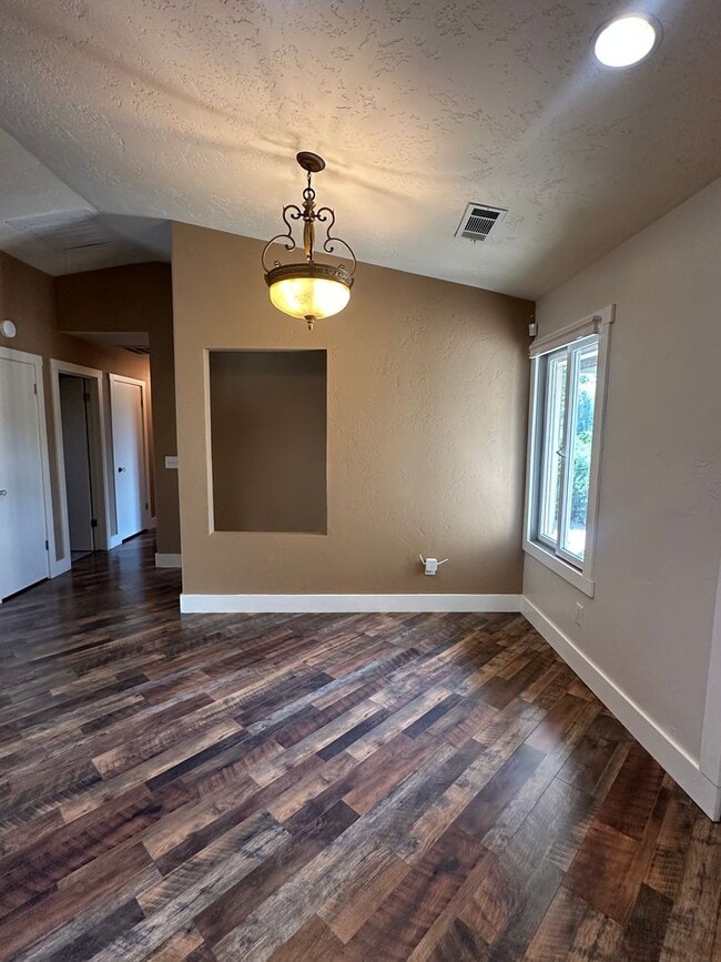 Building Photo - Charming 3 bedroom 2 bathroom home located...
