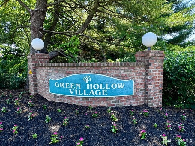 Building Photo - 311 Green Hollow Dr