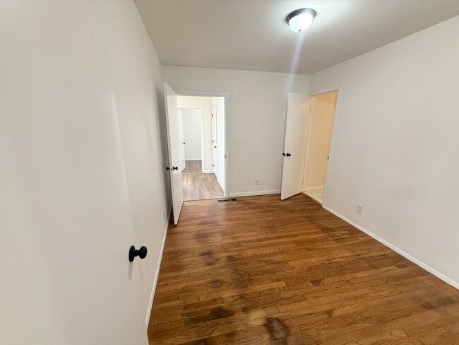 Building Photo - 2723 Hillview Dr
