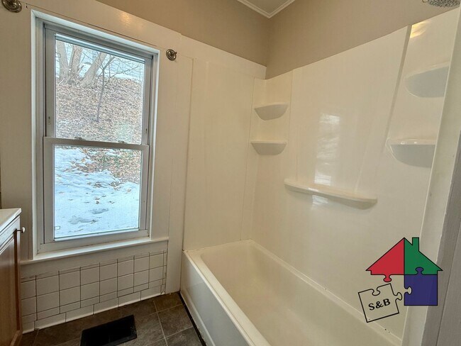 Building Photo - 32 Hall St