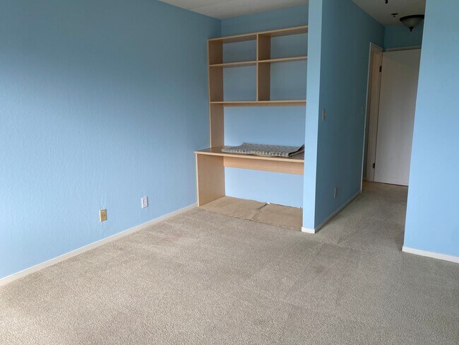 Building Photo - EPIC REA: Condo w/Parking & Community Pool close to BART & schools