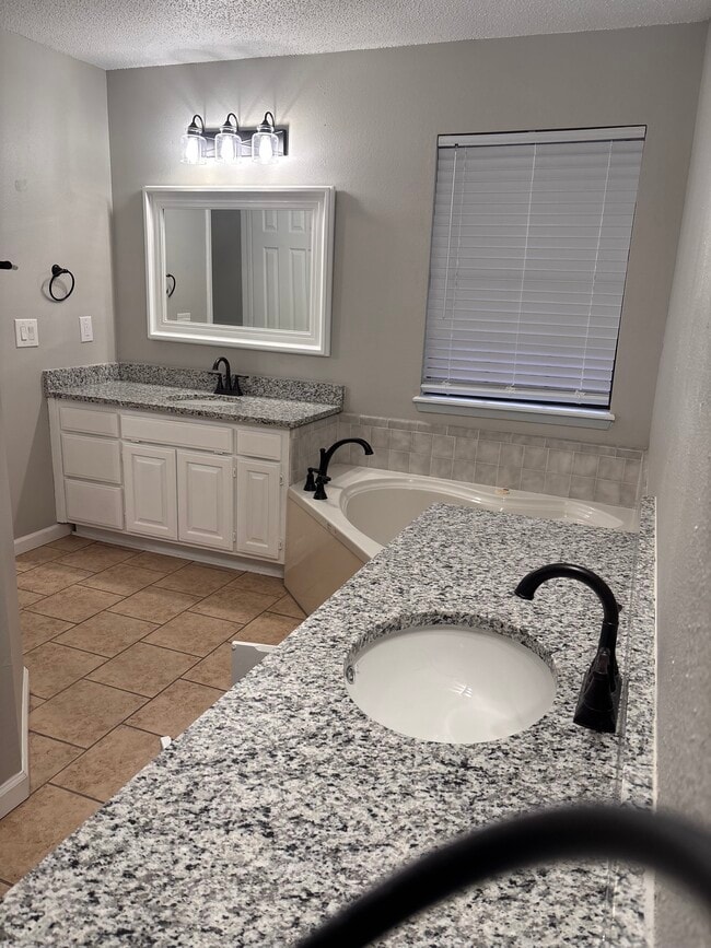 Building Photo - 3402 W Center St