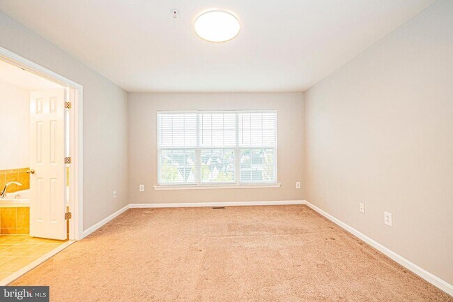 Building Photo - SPACIOUS 3 LEVEL TOWNHOUSE IN CLARKSBURG