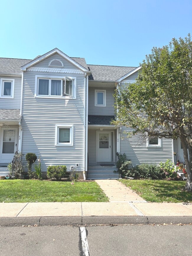 Building Photo - 44 Oak Ridge Dr