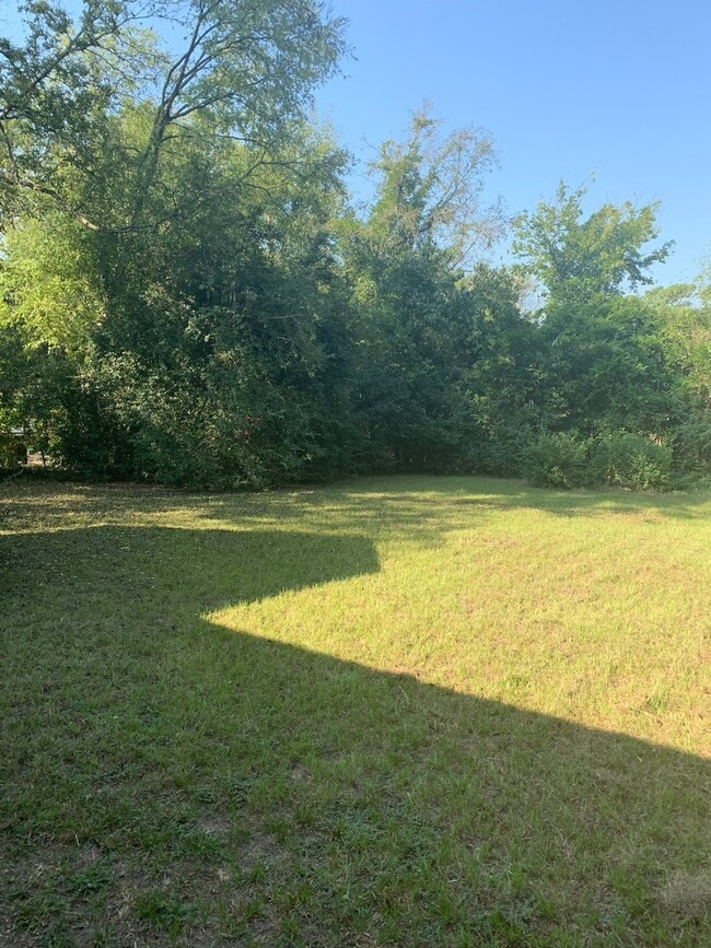 Building Photo - 2/1 with bonus room FENCED YARD PET FRIENDLY