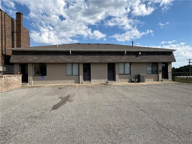 Building Photo - 3019 South Park Rd
