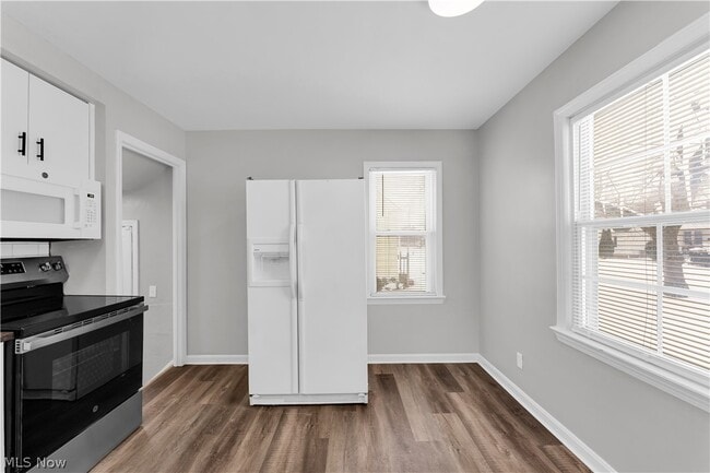 Building Photo - 876 E 209th St