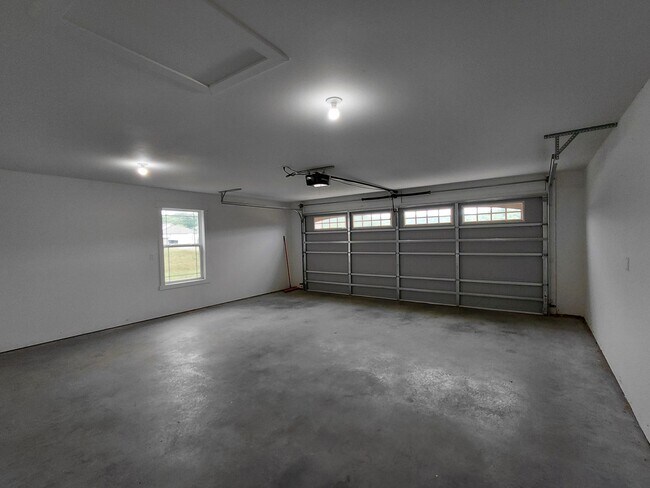Building Photo - Beautiful home close to post