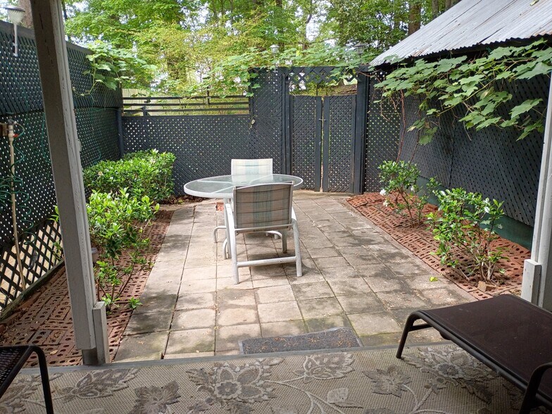 Building Photo - 211 Seminole Cir
