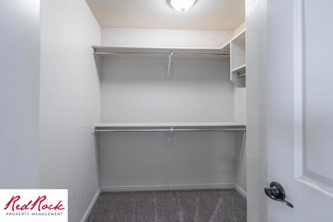 Building Photo - Cozy Townhome with Community Pool