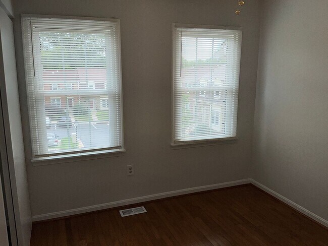 Building Photo - Very well maintained 3BR 3.5BA 3 level Colonial Townhome with fully fenced yard
