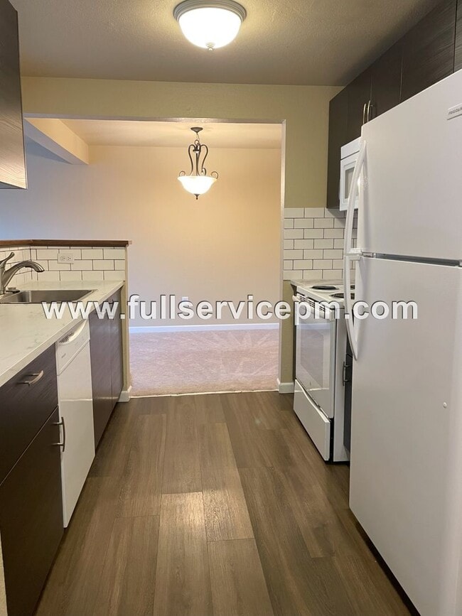 Building Photo - Great Find!!Spacious, condo w/ master