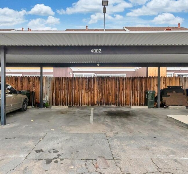 Building Photo - Updated 3 Bed 1.5 Bath Townhome