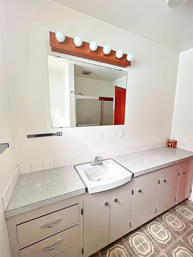 Building Photo - 3385 SE 10th Ave