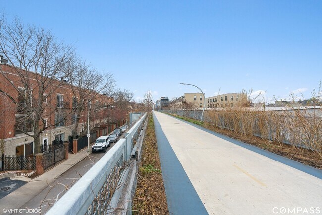 Building Photo - 2524 W Bloomingdale Ave