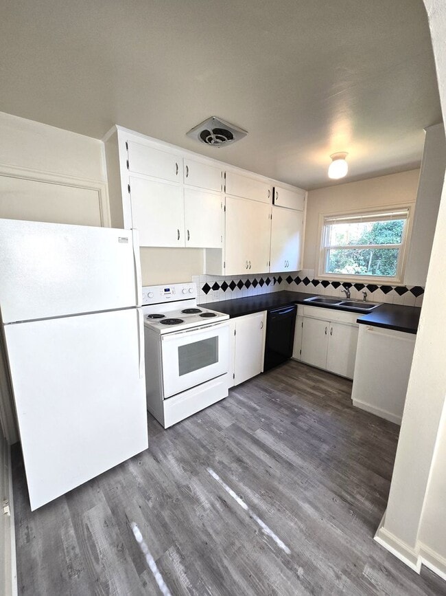 Building Photo - Great Location!  Updated, Two Car garage, Fenced Backyard !