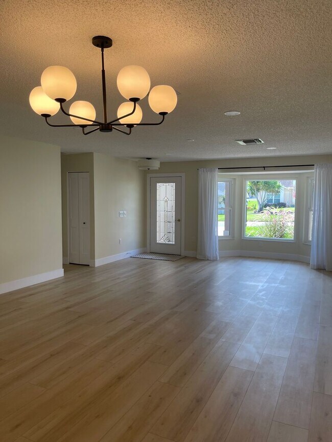 Building Photo - 8143 Laurel Green Dr