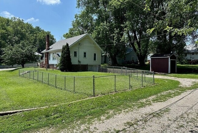 Building Photo - 1015 A Ave E